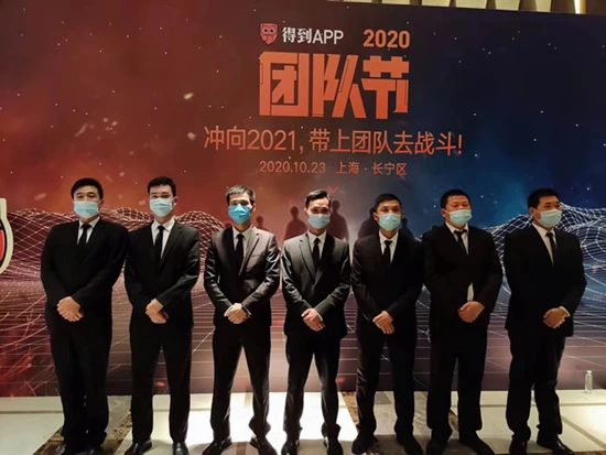 上海某小区专业保安勇救业主,夜晚博歹徒